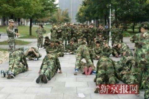 一条&ldquo;南师大泰州学院教官体罚学生，男上女下做俯卧撑&rdquo;的微博在网上热传。微博还配有男生在上，女生在下，做俯卧撑的图片。