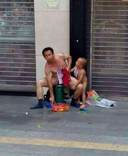 广州一男子裸身携幼子淋汽油 要求&ldquo;给我正义&rdquo;