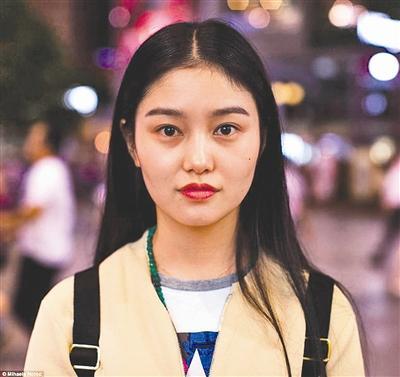 27岁四川女孩惊艳全球入美人地图 只因被摄影师多看了一眼  此前，以&ldquo;亚洲最漂亮男子&rdquo;自居的韩国男星张根硕口出狂言，一句&ldquo;中国无美女&rdquo;引来中韩两国网友激烈舌战。难道中国真的没有美女?近日，一位27岁的四川女孩以一副惊艳全球的中国面孔给了世人答案。在最近大热的《美人地图集》中，这位27岁四川女孩惊艳亮相，吸引了全球目光。  据悉，这本《美人地图集》是罗马尼亚摄影师米哈拉的作品。29岁的她辞职后开始环游世界，专门搜罗世界各地的美女，为她们拍下一副美照，收录进这本美人地图中。在她的镜头里，这些美女并非个个倾国倾城、美若天仙，相反大多数都是素面朝天，淳朴自然。米哈拉称，这是对人们保持本真自然美的一种鼓励。  那么，这位名叫张冉的27岁川妹子又是如何进入米哈拉的视野的呢?据悉，一天夜晚，米哈拉去四川成都街头吃火锅，路上与面容清秀的张冉擦肩而过，顿时被礼貌微笑的张冉吸引，于是邀请她拍摄一张照片，并标注为&ldquo;拍摄于成都夜晚&rdquo;。谁知，这张照片随之爆红网络，引来全球数万网友疯狂点赞。  27岁四川女孩惊艳全球入选《美人地图集》，只因被摄影师多看了一眼。张冉的走红也再次向世界证明了&ldquo;自古东方出美女&rdquo;，韩国男星张根硕被打脸啪啪啪。一位外国网友的评论说得好：&ldquo;我永远不可能明白为什么东方女人们想要通过整容改变自己的相貌，以便接近所谓的西方标准。她们本身就非常美丽，本身也就与西方人不同。这是事实，但美本来就来自不同。可能我不会总是满意自己原本的样子，但我不想和别人撞脸。总之，这是一个非常年轻漂亮的姑娘。&rdquo;  27岁四川女孩惊艳全球，也证明了并不是只有如今流行的&ldquo;网红脸&rdquo;才算真的美。美丽无处不在，它是一种对自我的坚持和对本真的热爱。而且，正是因为差异的存在，美丽才变得独特。