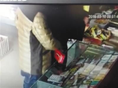 &ldquo;职业打假人&rdquo;故意换货 超市老板难忍拦街砸车