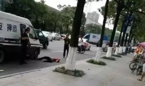 媒体：男子追砸运钞车被击毙 怪他&ldquo;作死&rdquo;吗？