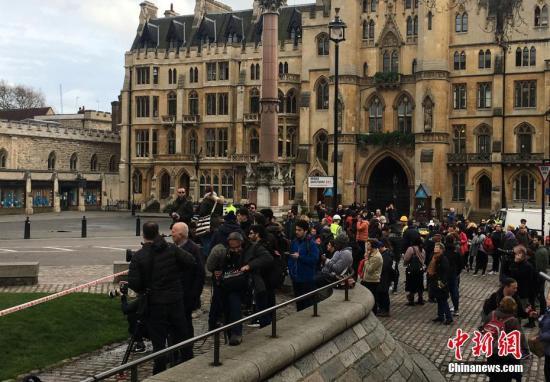 3月22日，英国议会大厦外发生一起袭击事件，目前已造成至少两人死亡，十余人受伤。警方封锁现场，议会大厦周边禁止出入。伦敦警方已将这一事件定性为&ldquo;恐怖袭击&rdquo;。中新社记者 周兆军 摄