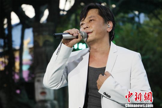 &ldquo;歌坛浪子&rdquo;王杰现身浙江横店与千名歌迷纵情演唱