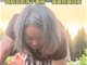 34岁妈妈满头白发亲吻去世宝宝墓碑